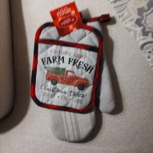 St Nicholas square oven mitt and por holder